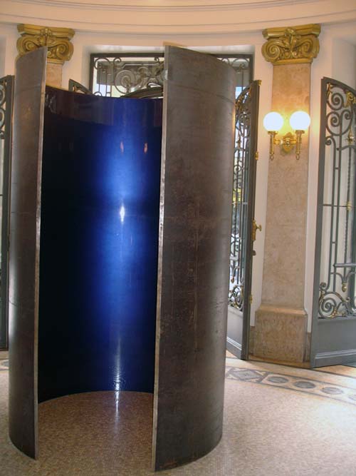 Anish Kapoor. Pillar, 2003, steel and lacquer, 250 x 150 x 150 cm. Installation view