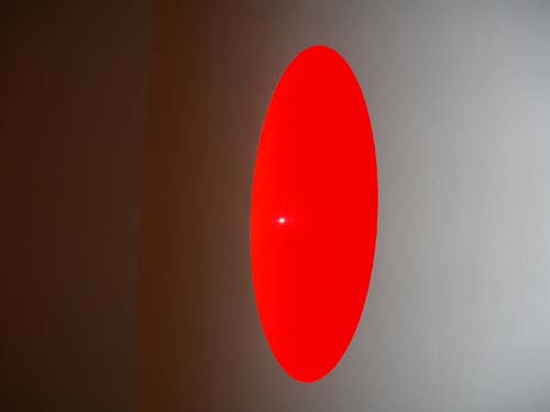 Anish Kapoor. Untitled, 2004, wood, plexiglass and light, 145 x 145 x 70 cm. Installation view.