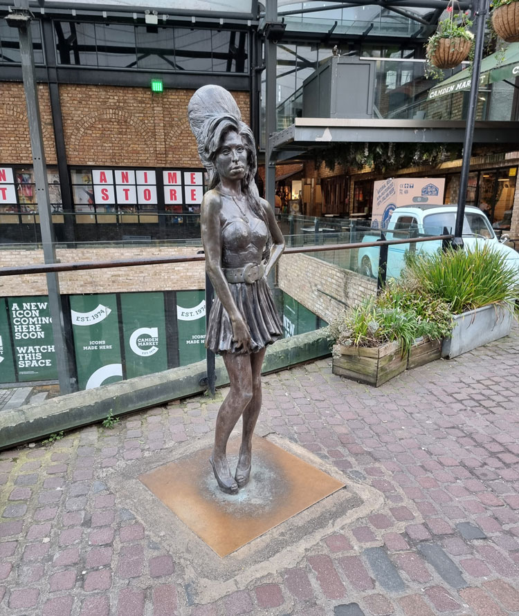 Amy Winehouse by Scott Eaton, 2014. Bronze. Stables Market, 407 Chalk Farm Road, Camden. Photo: Juliet Rix.