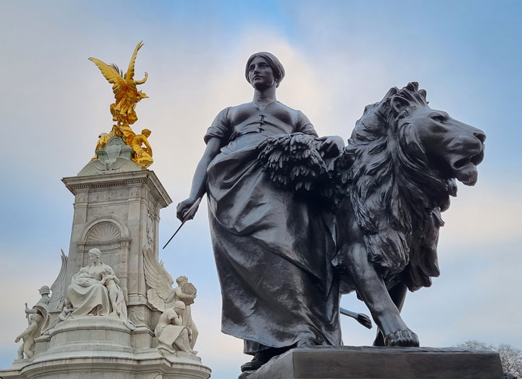 Queen Victoria Memorial by Sir Thomas Brock with architect Sir Aston Webb, designed 1901, unveiled 1911, completed 1924. Marble, stone and bronze. Buckingham Palace, The Mall. Photo: Juliet Rix.