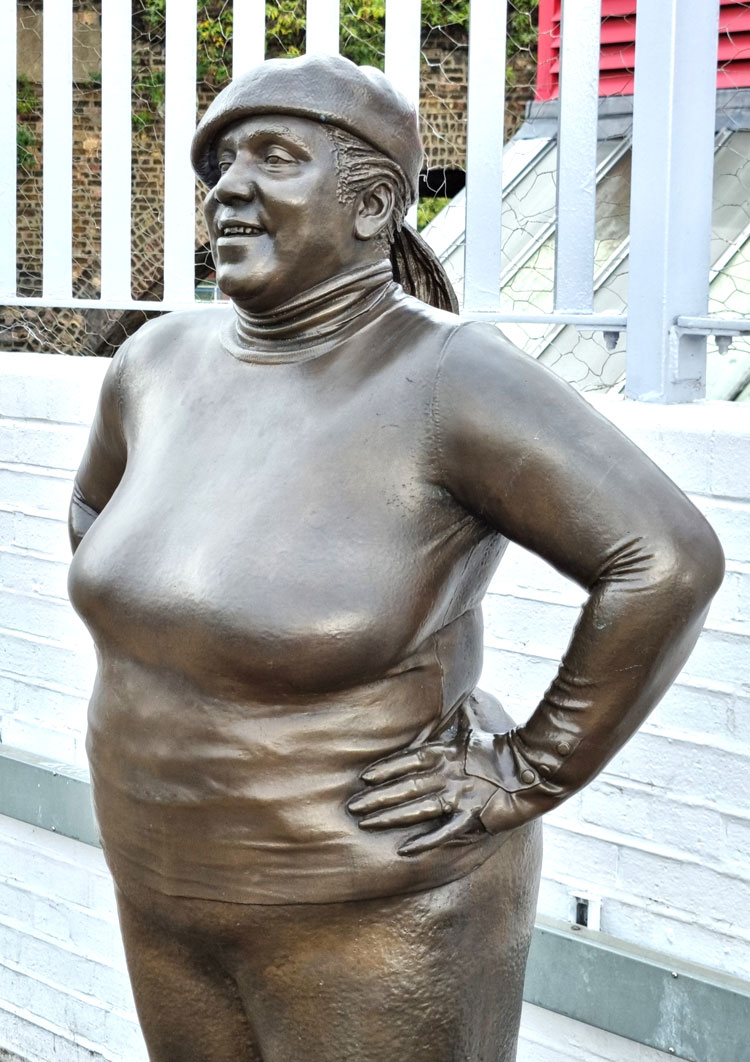 Joy II by Kevin Atherton, 2023. Bronze. Brixton Station (National Rail, above Brixton. Photo: Juliet Rix.