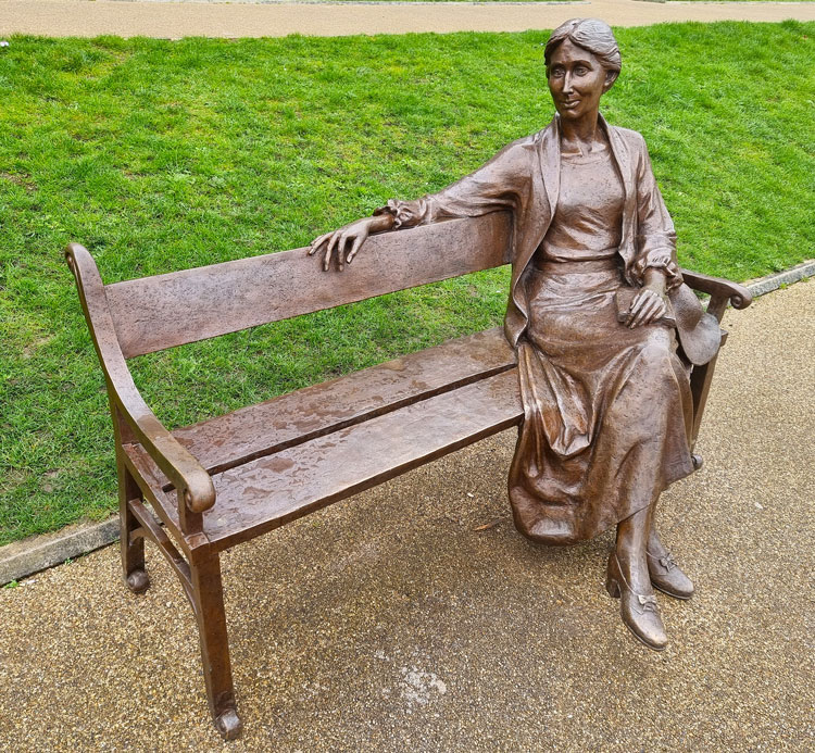 Virginia Woolf by Laury Dizengremel, 2022. Full-length statue on a bench, bronze. Richmond Riverside. Photo: Juliet Rix.