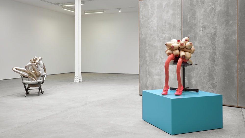 Sarah Lucas, Cool Chick Baby, 2020. Tights, wire, kapok, shoes, acrylic paint, vinyl and metal chair, 96.5 x 77.5 x 90 cm plus 20.3 x 121.9 x 121.9 cm. Image courtesy of Sadie Coles HQ. © Sarah Lucas, courtesy Sadie Coles HQ, London. Photo: Robert Glowacki.
