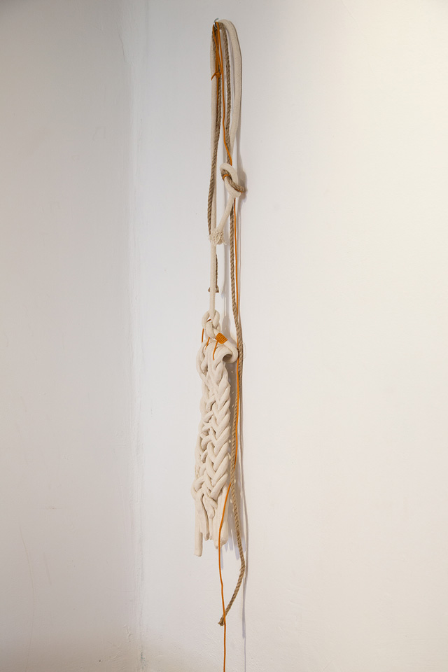17) Lily Lanfermeijer, Zöpf 2018 (detail). Ceramics, robe, 280 x 20 cm. Punt WG Amsterdam. Photo: Kyle Tryhorn.