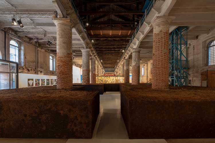 Delcy Morelos, Earthly Paradise, Biennale di Venezia, 2022. Photo: Roberto Marossi. © Courtesy of the artist and Marian Goodman Gallery.