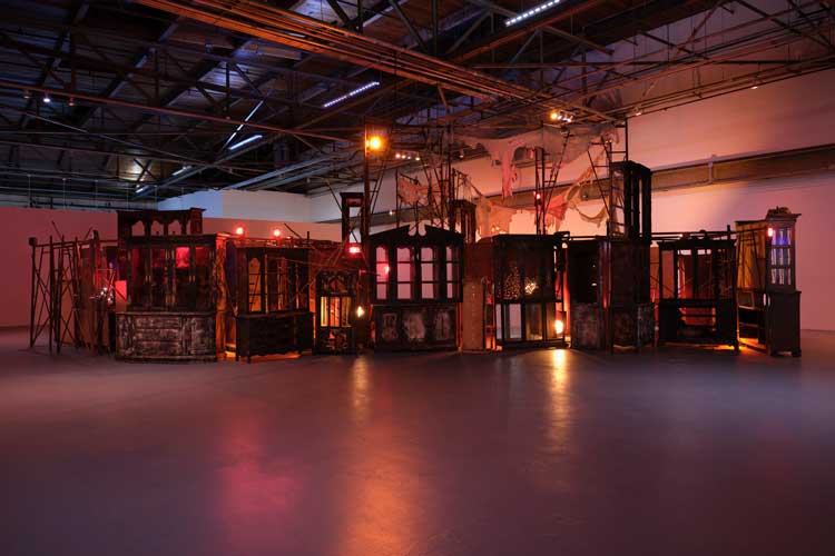Abigail DeVille, Deo Vindice (Orion’s Cabinet), 2025. Installation view, Monuments, The Geffen Contemporary at MOCA. Courtesy of The Museum of Contemporary Art (MOCA) and The Brick. Photo: Fredrik Nilsen.