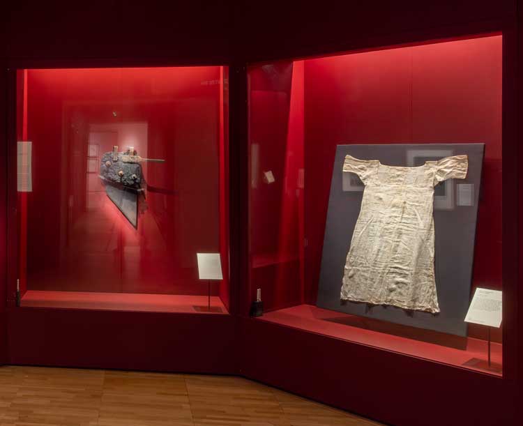 Left: The guillotine. Right: The white petticoat Marie Antoinette wore to the execution. Installation view, Marie Antoinette Style. © Victoria and Albert Museum, London.