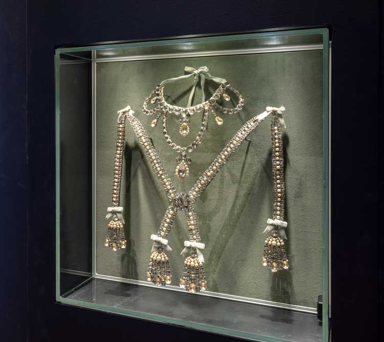 Marie Antoinette Style, installation view. © Victoria and Albert Museum, London.