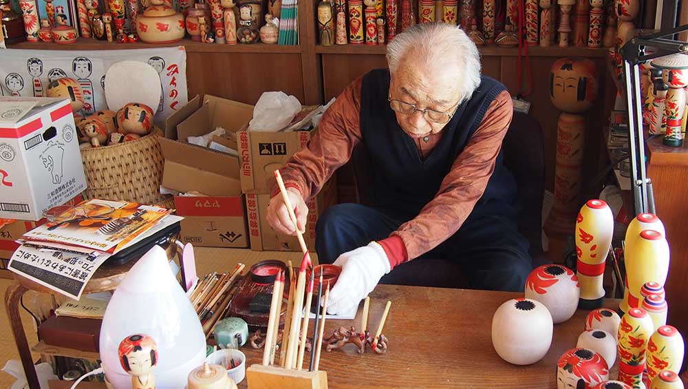 Kokeshi artisan Okazaki Ikuo at his studio in Zao Onsen, Yamagata Prefecture. © Okazaki Manami.