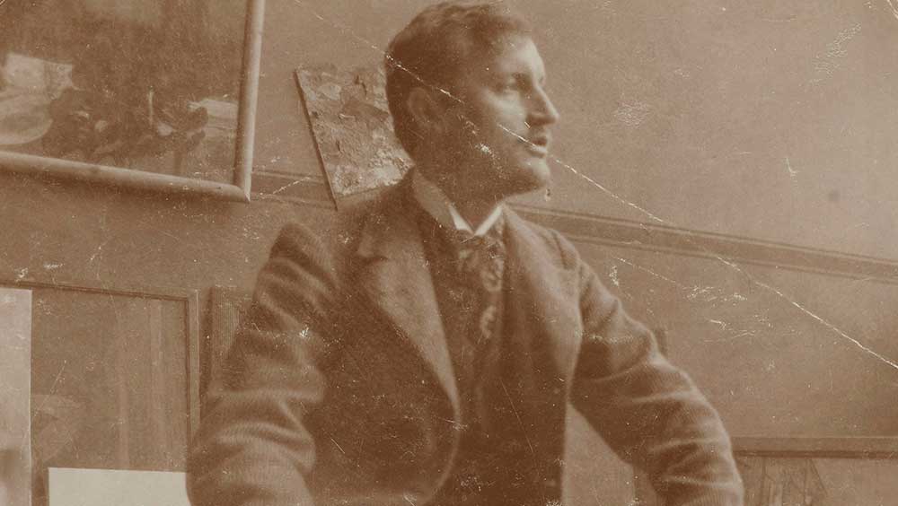 Edvard Munch, Self-Portrait on a Valise in the Studio, 1902. Photo © Munch, Oslo.
