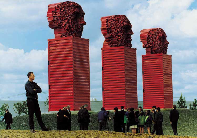 David Mach, Big Heids, 1998. M8, Holytown, North Lanarkshire, UK. Photo courtesy the artist.
