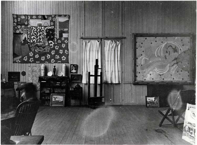 Photograph of the interior of Matisse’s studio in Issy-les-Moulineaux. October / November 1911. Private collection, courtesy Archives Henri Matisse. © 2022 Succession H. Matisse / Artists Rights Society (ARS), New York.