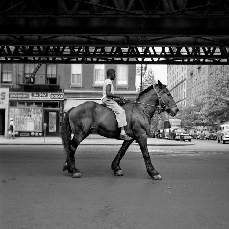 Vivian Maier, New York, 1953.
© Estate of Vivian Maier, Courtesy of Maloof Collection and Howard Greenberg Gallery, NY.