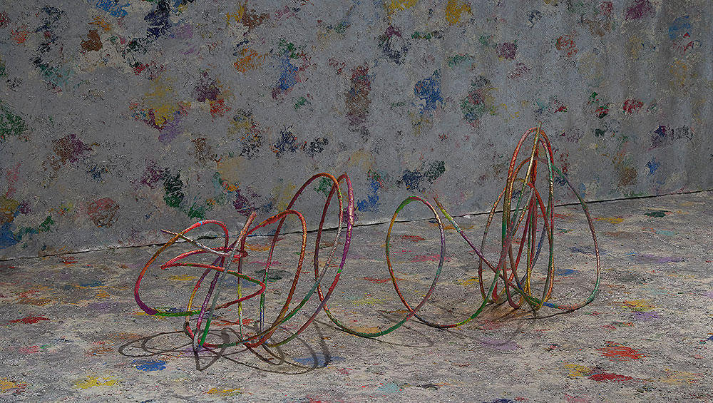 Mit Jai Inn, Midlands Dwelling, 2021. Oil, colour pigment and glue on canvas, 310 x 837 x 670 cm / Acrylic on canvas on metal 61 x 232 x 77 cm. Installation view, Mit Jai Inn: Dreamworld (2021). © Ikon Gallery. Photo: Stuart Whipps.