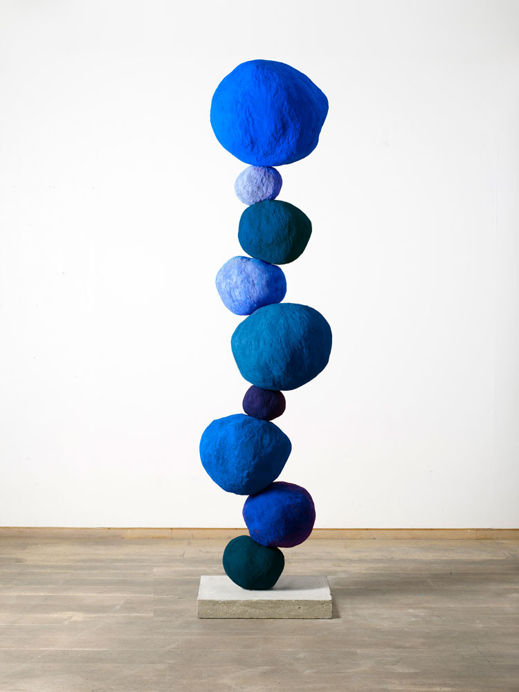 Annie Morris, Stack 9, Ultramarine Blue, 2021. Foam core, pigment, concrete, steel, plaster, sand. Photo © Stephen White & Co.