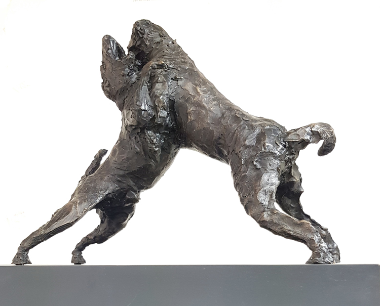 Kate Mieczkowska, Monument, 2020. Cast resin 60 x 30 x 30 cm. © the artist.