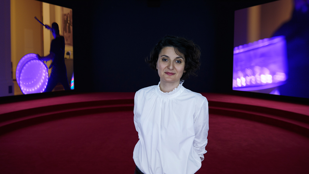 Portrait of Angelica Mesiti in her exhibition ASSEMBLY, 2019. Commissioned by the Australia Council for the Arts on the occasion of the 58th International Art
Exhibition – La Biennale di Venezia, courtesy of the artist and Anna Schwartz Gallery, Australia and Galerie Allen, Paris. Photography: Zan Wimberley.
