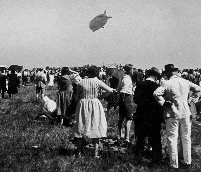 Anonymous. Airship Count Zeppelin landing at the Aspern Airfield near Vienna, 1931. Black-and-white photograph, 23 x 17 cm. © Austrian Archives / Imagno / picturedesk.com.