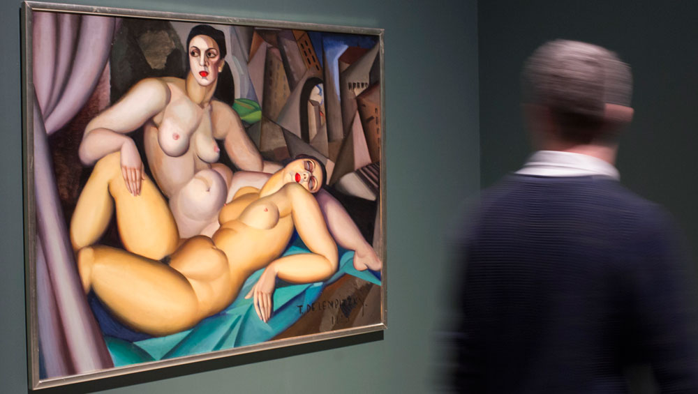 Tamara de Lempicka, Les deux amies, 1923. Installation view, Modern Couples: Art, Intimacy and the Avant-garde, Barbican Art Gallery, 10 October 2018 – 27 January 2019. © John Phillips / Getty Images.