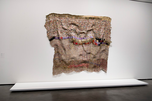 El Anatsui. Textile Name. Bottle tops and sweetie wrappers. Galerías Making Africa.
