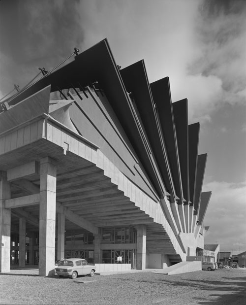 Kikutake Kiyonori. Miyakonojo Civic Center, 1966. Miyazaki, Japan. Photo: Oyama Takashi.