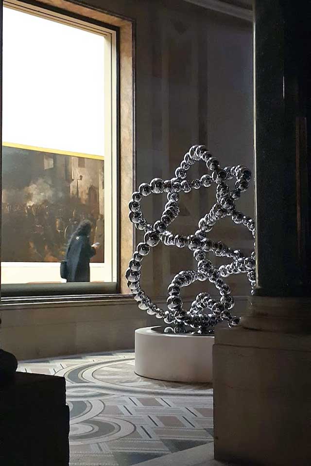 A dialogue between Pompiers Courant à un Incendie (Firemen running to a blaze), by Gustave Courbet, 1851, from the Petit Palais permanent collection, and one of Othoniel’s pieces, 2021. Installation view, Jean-Michel Othoniel: The Narcissus Theorem, Petit Palais, Paris 2021. Photo: Ana Beatriz Duarte.