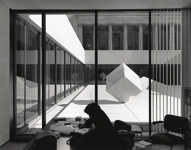 Isamu Noguchi, Sunken Garden for Beinecke Rare Book and Manuscript Library, 1960-64. Exterior design with Imperial Danby marble. Photo: Ezra Stoller / ESTO. The Noguchi Museum Archives, 01898. ©INFGM / ARS - DACS /ESTO.