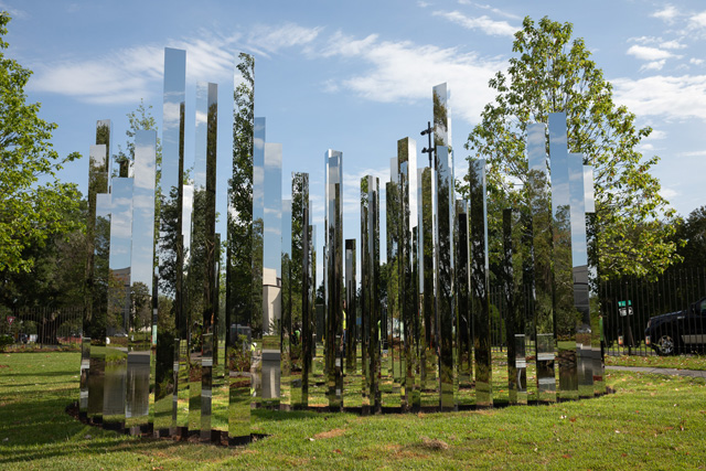 Jeppe Hein. Mirror Labyrinth, 2018. New Orleans Museum of Arts Sydney and Walda Besthoff Sculpture Garden, installation view. Photo: Richard Sexton.