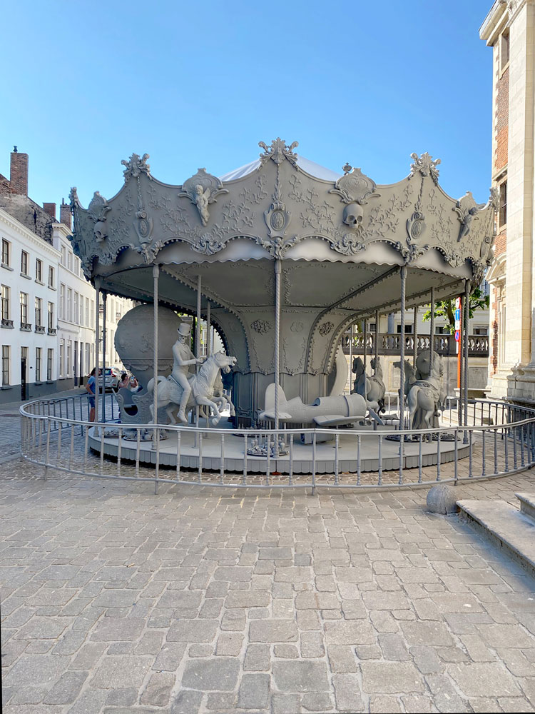 Hans Op de Beeck, Danse Macabre, 2021. Sculptural installation: steel, aluminium, wood, polyester, polyamide, polyurethane, PVC coated nylon, plaster, coating, 950 x 650 x 950 cm. Photo: Studio Hans Op de Beeck, 2021.