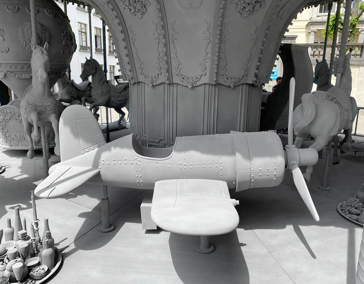 Hans Op de Beeck, Danse Macabre, 2021. Sculptural installation: steel, aluminium, wood, polyester, polyamide, polyurethane, PVC coated nylon, plaster, coating, 950 x 650 x 950 cm. Photo: Studio Hans Op de Beeck, 2021.