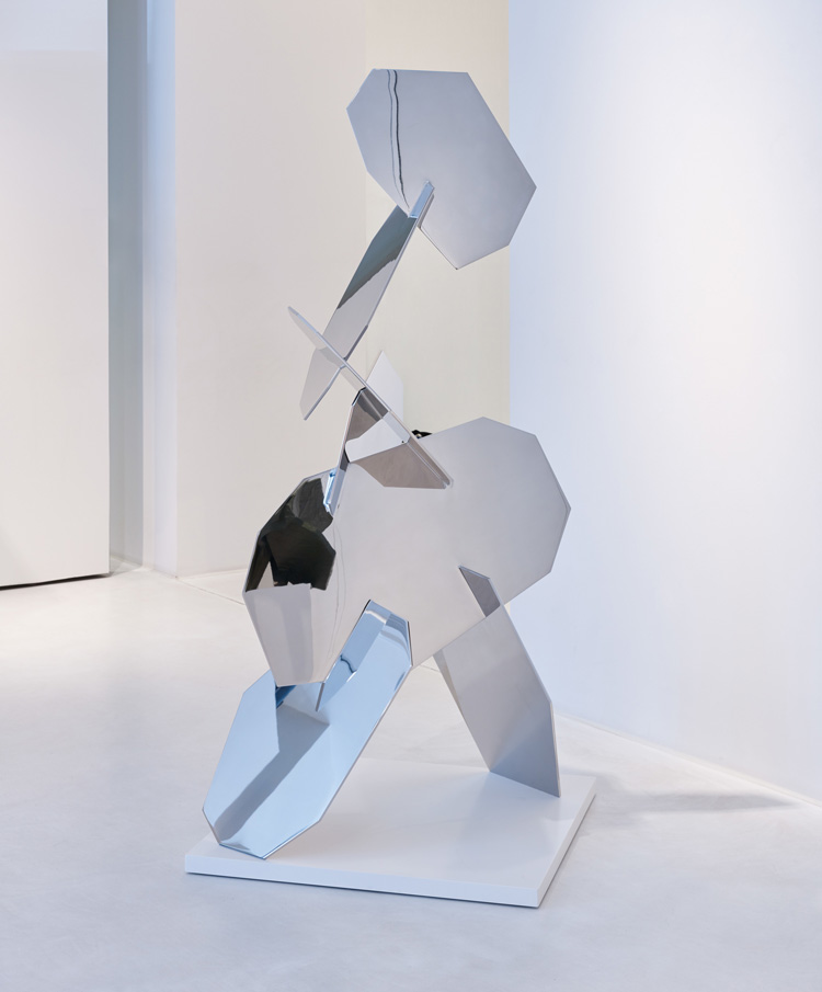 Arik Levy. Facet Formation 180. Mirror-polished stainlesss teelStandard Dimensions: L76 x W78 x H180 cm 93 Kg. Courtesy of the artist and Method & Concept.