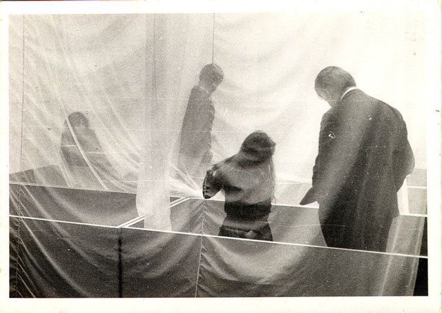 Hélio Oiticica, Eden, 1969 (installation view, Whitechapel Gallery, London, 1969). Sand, crushed bricks, dry leaves, water, cushions, foam flakes, books, magazines, “pulp fiction”, straw, matting, and incense, 68.9 × 49.21 × 11.48 in. (21 × 15 × 3.5 cm). Courtesy of César and Claudio Oiticica, Rio de Janeiro. © César and Claudio Oiticica.