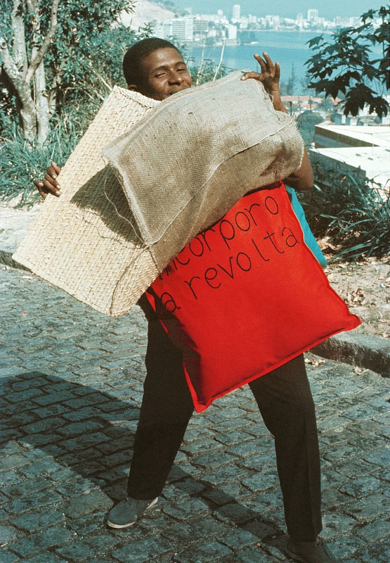 Hélio Oiticica, P15 Parangolé Cape 11, I Embody Revolt (P15 Parangolé Capa 11, Eu Incorporo a Revolta) worn by Nildo of Mangueira, 1967. Courtesy of César and Claudio Oiticica, Rio de Janeiro. © César and Claudio Oiticica. Photograph by Claudio Oiticica