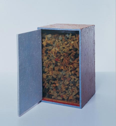 Hélio Oiticica. Box Bólide 16, 1965-1966. Oil with polyvinyl acetate emulsion on wood; glass; charcoal; beach shells. César and Claudio Oiticica Collection, Rio de Janeiro. (c) Projeto Hélio Oiticica, Rio de Janeiro