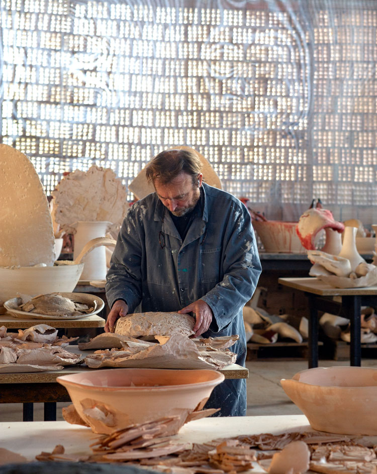 Miquel Barceló in the workshop. © Photo: Jean Marie del Moral.