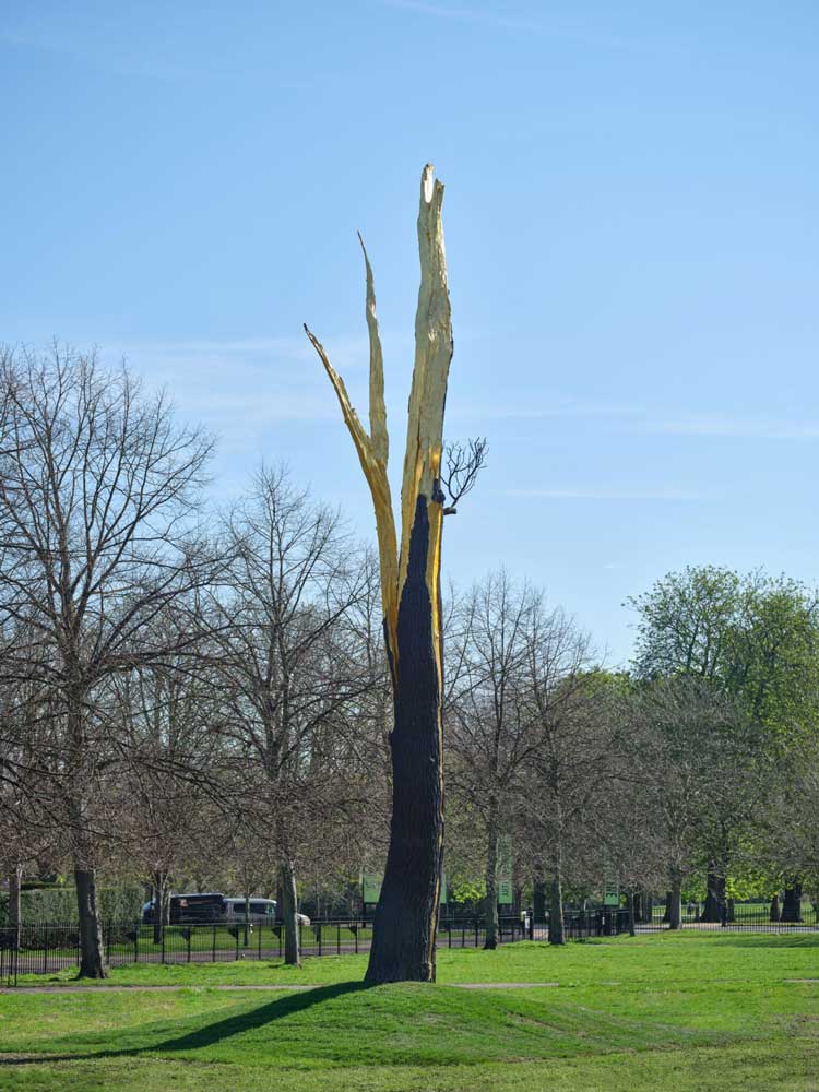 Giuseppe Penone, Albero folgorato (Thunderstruck Tree), 2012. Bronze and gold. ©Photo: George Darrell. Courtesy Giuseppe Penone and Serpentine.