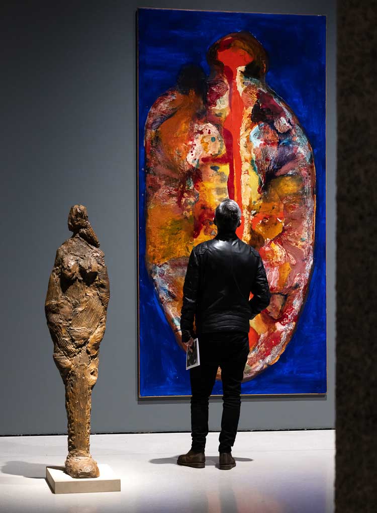 Magda Cordell painting with William Turnbull sculpture. Postwar Modern: New Art in Britain 1945 - 1965. Installation view, Barbican Art Gallery, 3 March – 26 June 2022. © Tim Whitby / Getty Images.