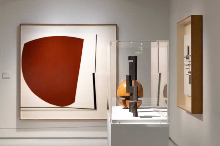 Postwar Modern: New Art in Britain 1945 - 1965. Installation view, Barbican Art Gallery, 3 March – 26 June 2022. © Tim Whitby / Getty Images.
