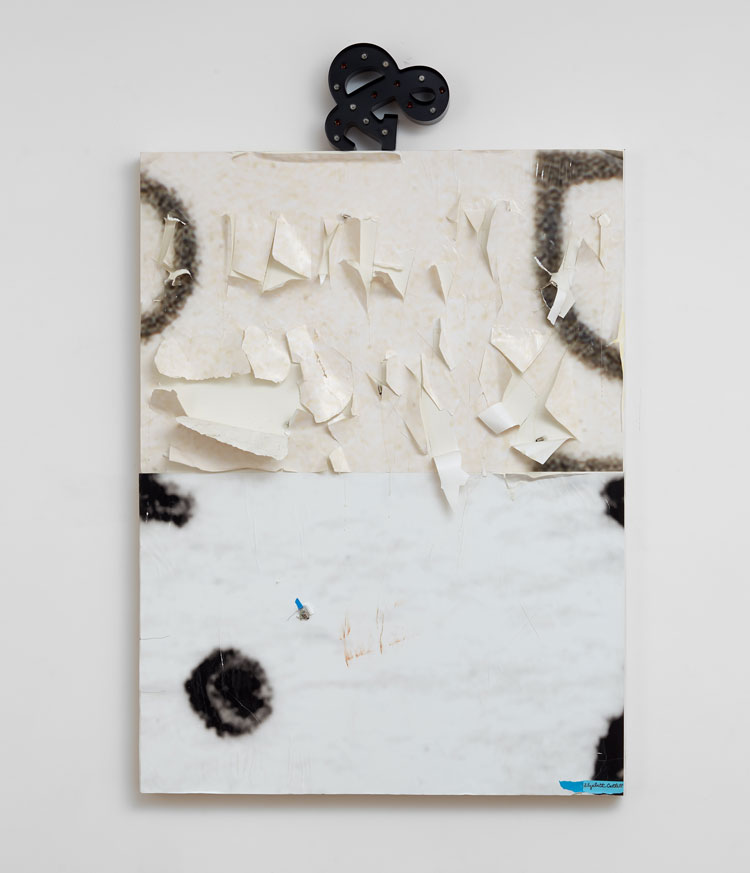 Pope.L, Un, 2019-20. Marquee letter light, lightbulbs, PVA, epoxy, painter’s tape, post-it, permanent market, rust and archival pigment prints on panel, 142.2 x 91.4 cm. © Pope.L. Courtesy: the artist, Modern Art, London and Mitchell-Innes & Nash, New York, USA. Photo: Robert Glowacki.