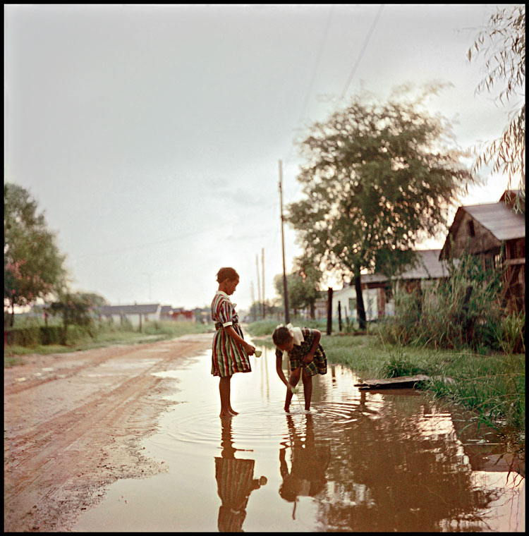 Gordon Parks. Untitled, Alabama, 1956. Courtesy of The Gordon Parks Foundation, New York and Alison Jacques Gallery, London. © The Gordon Parks Foundation.