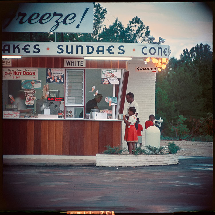 Gordon Parks. Untitled, Shady Grove, Alabama, 1956. Courtesy of The Gordon Parks Foundation, New York and Alison Jacques Gallery, London.
© The Gordon Parks Foundation.