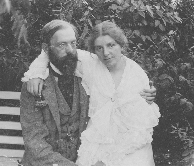 Otto and Paula Modersohn sitting in the garden on the bench, c1904. Photo: © Paula Modersohn-Becker Foundation.