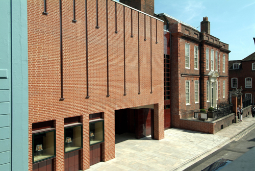 Front of Pallant House Gallery. Photographer Anne-Katrin Purkiss (2006).