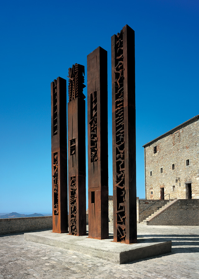 Arnaldo Pomodoro. Stele, I, II, III, IV, 1997-2000. Fibreglass with iron filings, 700 x 70 x 40 cm each. Exhibition in the Fortress of San Leo, 1997-98. Photograph: Vaclav Sedy.