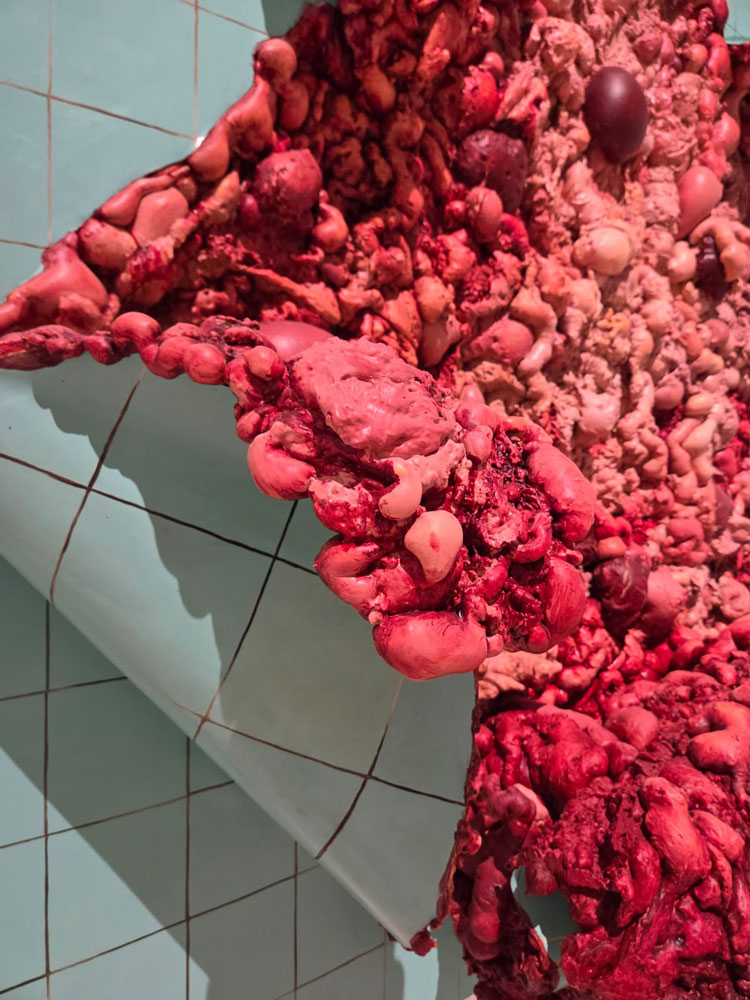 Adriana Varejão. Green Tilework in Live Flesh, 2000 (detail). Oil on canvas and polyurethane on aluminium and wooden support. Installation view, Paula Rego and Adriana Varejão: Between Your Teeth, Centro de Arte Moderna Gulbenkian, Lisbon, 2025. Photo: Caroline Menezes.