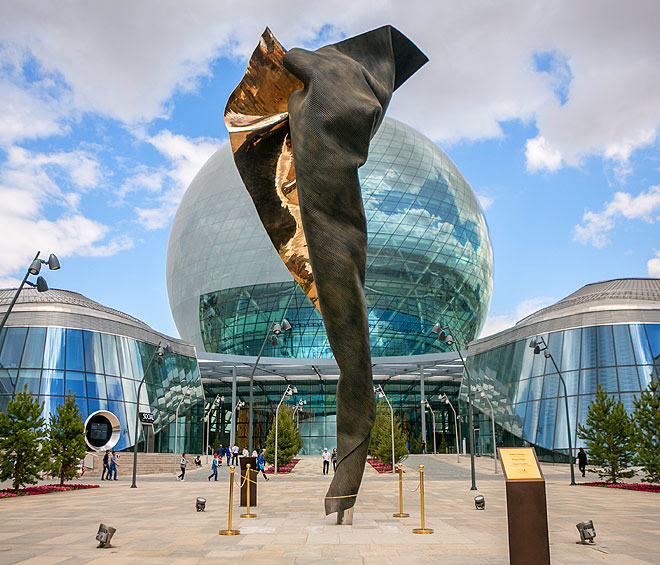 Andrew Rogers. I AM–ENERGY, installation view in front of Nur Alem, nicknamed The Sphere, the Expo’s hub, housing the Kazakhstan National Pavilion and Museum of Future Energy.