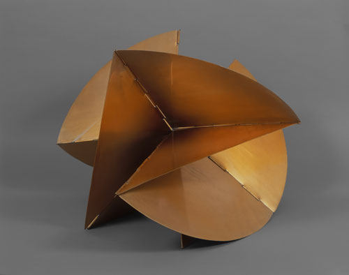 Lygia Clark. Machine–Medium, 1962. Golden aluminum, approx. 48.2 x 66.1 x 61 cm. Coleccíon Patricia Phelps de Cisneros.
© The World of Lygia Clark Cultural Association.