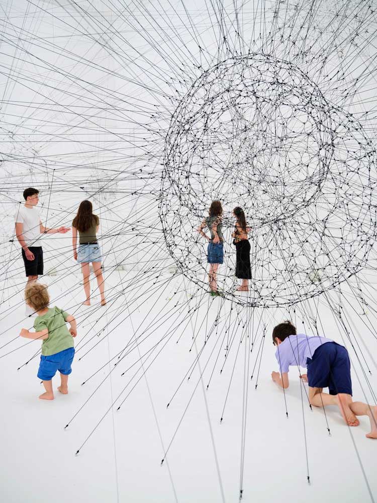 Tomás Saraceno in collaboration, Algo-r(h)i(y)thms, 2019. Installation view, Ancestral Futures, Haus der Kunst München, 2026. Photo: Agostino Osio. © Haus der Kunst München, 2026.