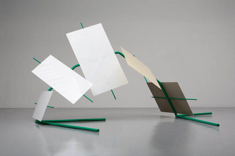 Tim Scott, Bird in Arras III, 1968.
Acrylic sheet, steel, paint, 282 × 579 × 416 cm. Photo: Cylla von Tiedemann.