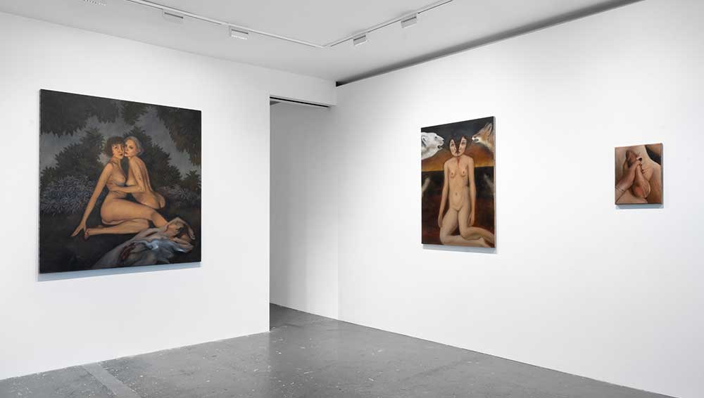 Agata Słowak, Sytuacja z niedźwiadkiem polarnym i liskiem (Situation With Polar Bear and Fox), 2023. Oil on canvas, 43 1/4 x 31 1/2 in (110 x 80 cm). Courtesy of the artist, Foksal Gallery Foundation, Warsaw, and Fortnight Institute, New York.